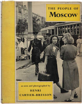 Cartier-Bresson H. The people of Moscow. New York: Simon and Schuster, 1955. 10 с., 78 л. ил., [20] c.; 27 * 20,5 см На английском языке. В издательском тканевом переплете, в издательской суперобложке. Коллекционная сохранность. Альбом фотографий знаменитого французского фотографа, мастера реалистичной фотографии XX в. Анри Картье-Брессона (1908-2004)